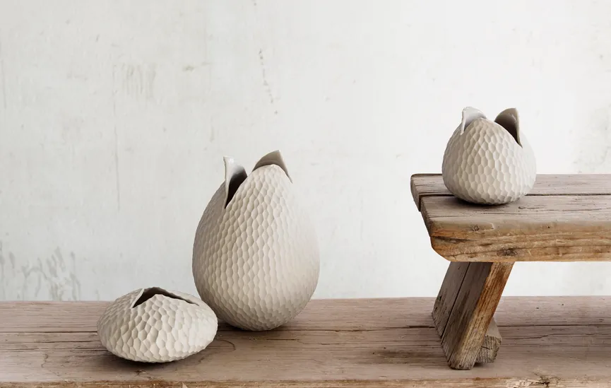 Vase "Carve" beige mit Relief milieu