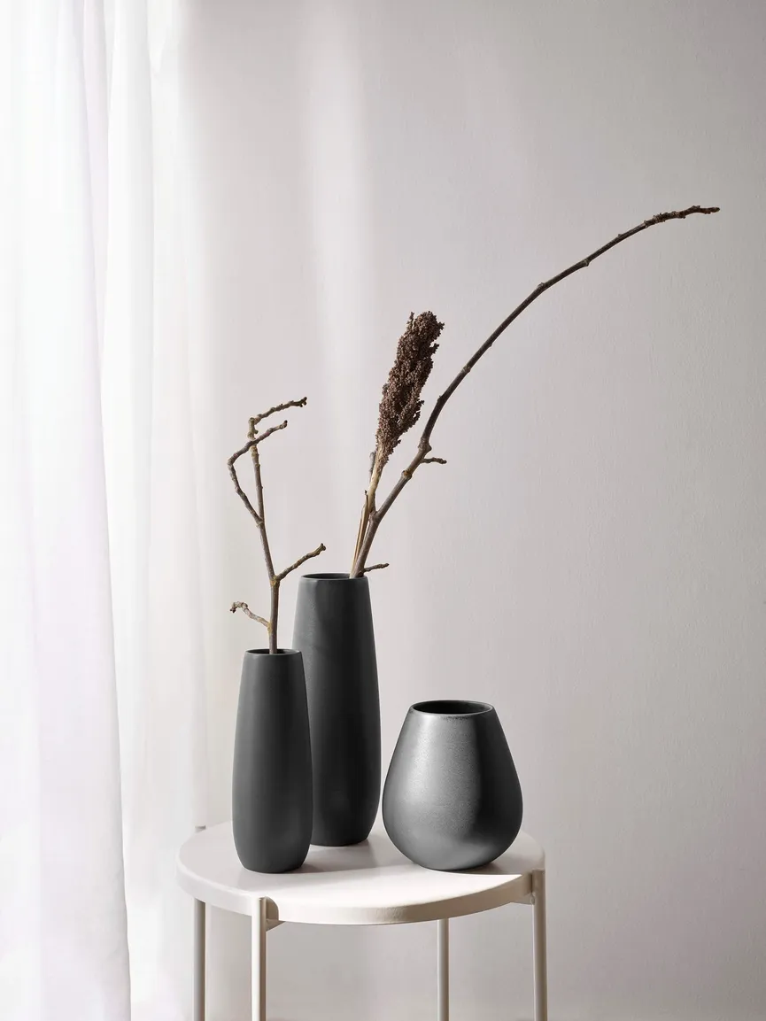 Vase "Ease" black iron milieu