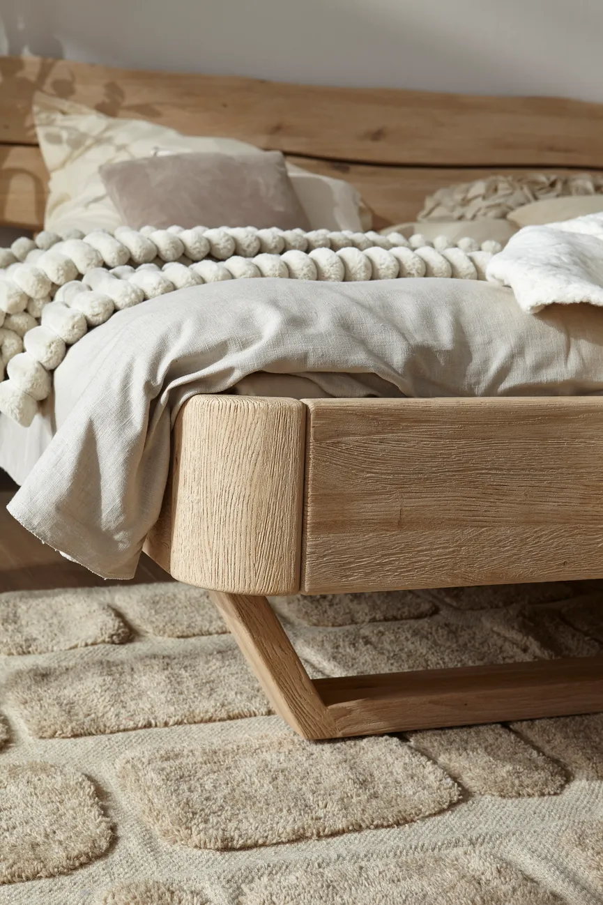 Holzbett mit Kufen detail