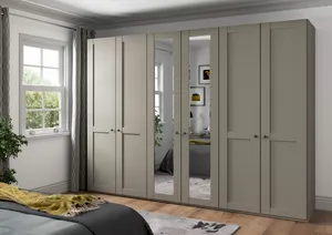 Kleiderschrank 