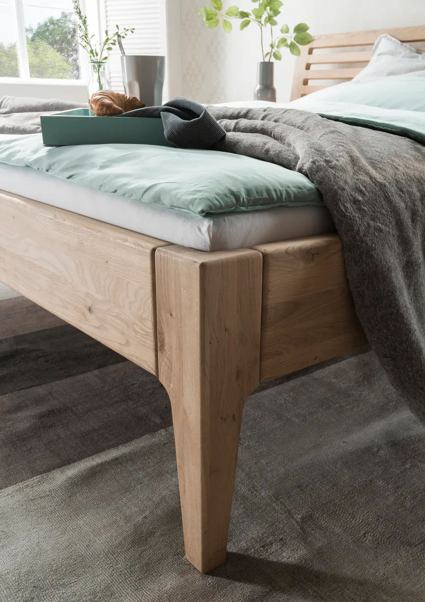 Holzbett mit Sprossenkopfteil detail