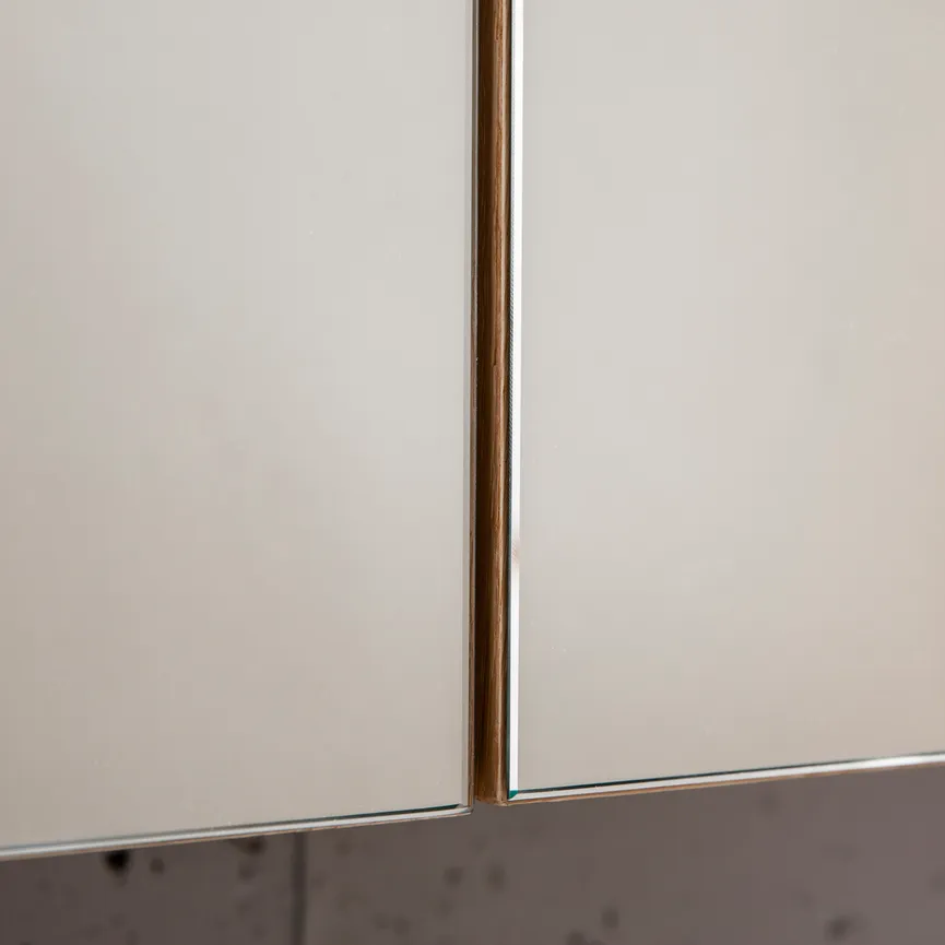 *Spiegelschrank inkl. Beleucht detail