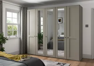 Kleiderschrank 