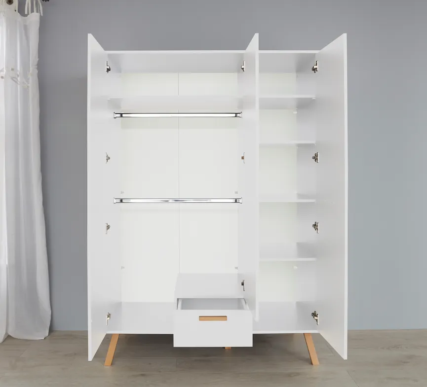 Kleiderschrank 3-trg. detail
