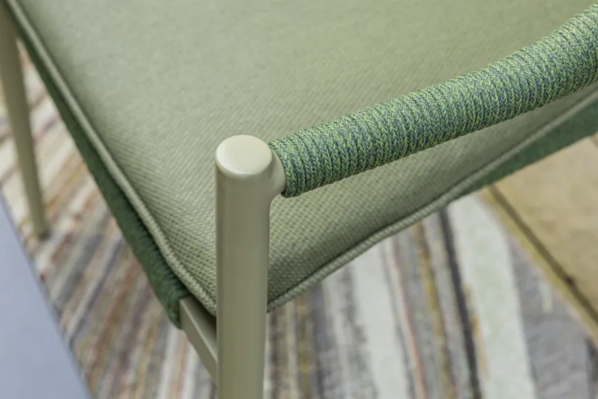 ** Armlehnstuhl stapelbar detail