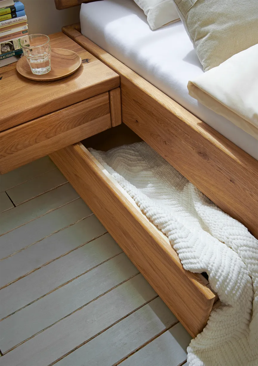 Holzbett mit Bettkasten detail