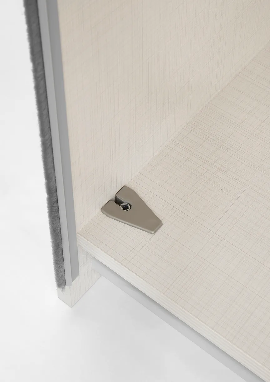 Schwebetürenschrank 3-trg. detail