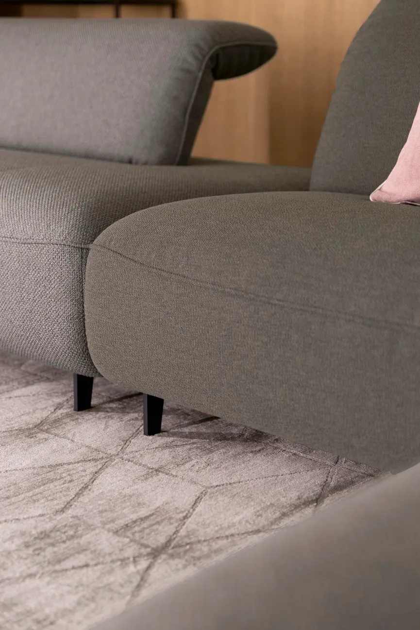 Poga mit Tisch detail