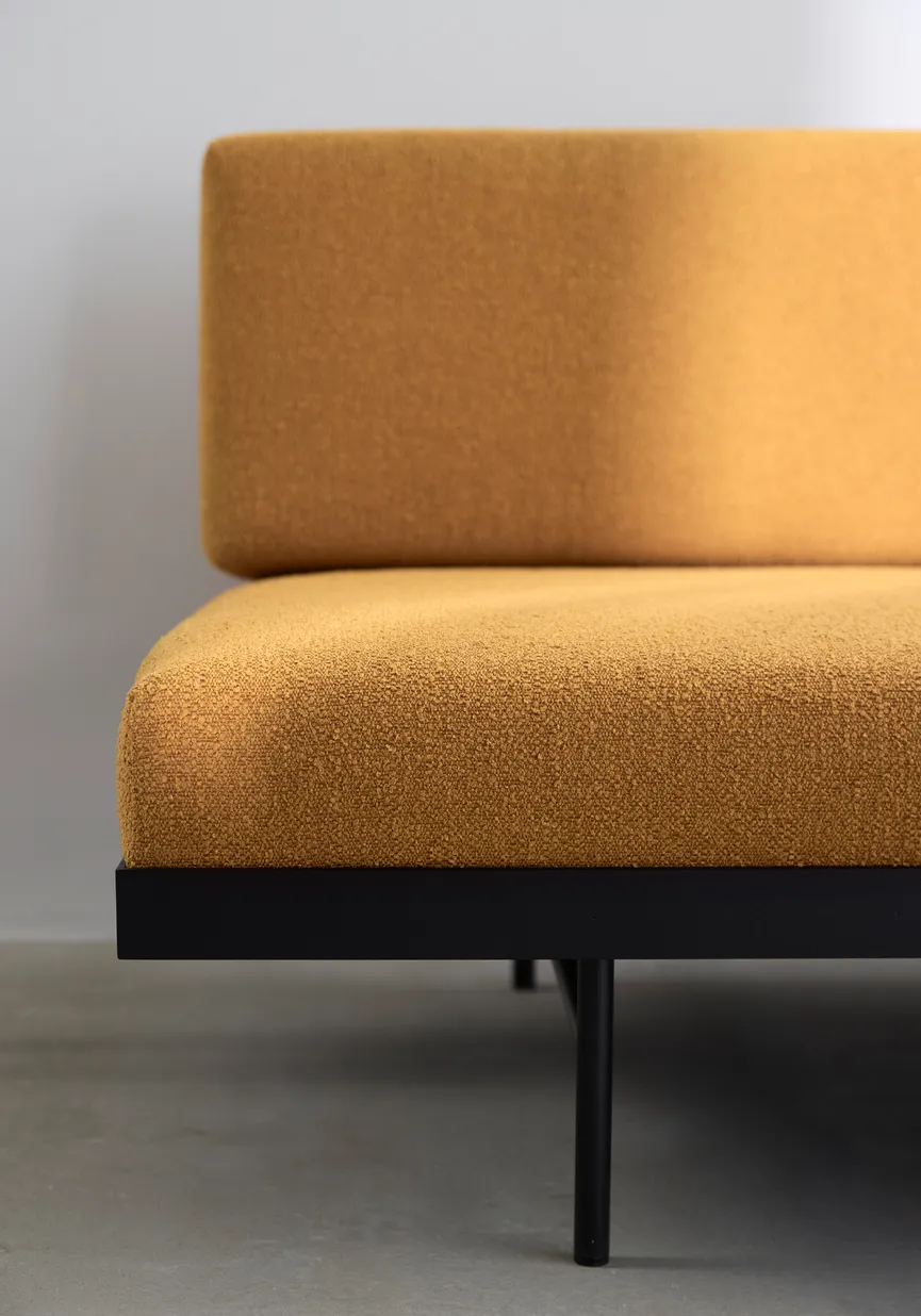 Sofa mit Walnusstisch detail