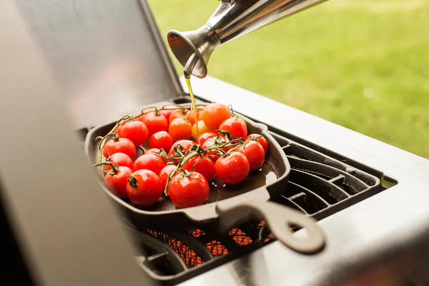 Gusseiserne Pfanne mit Holz Un detail