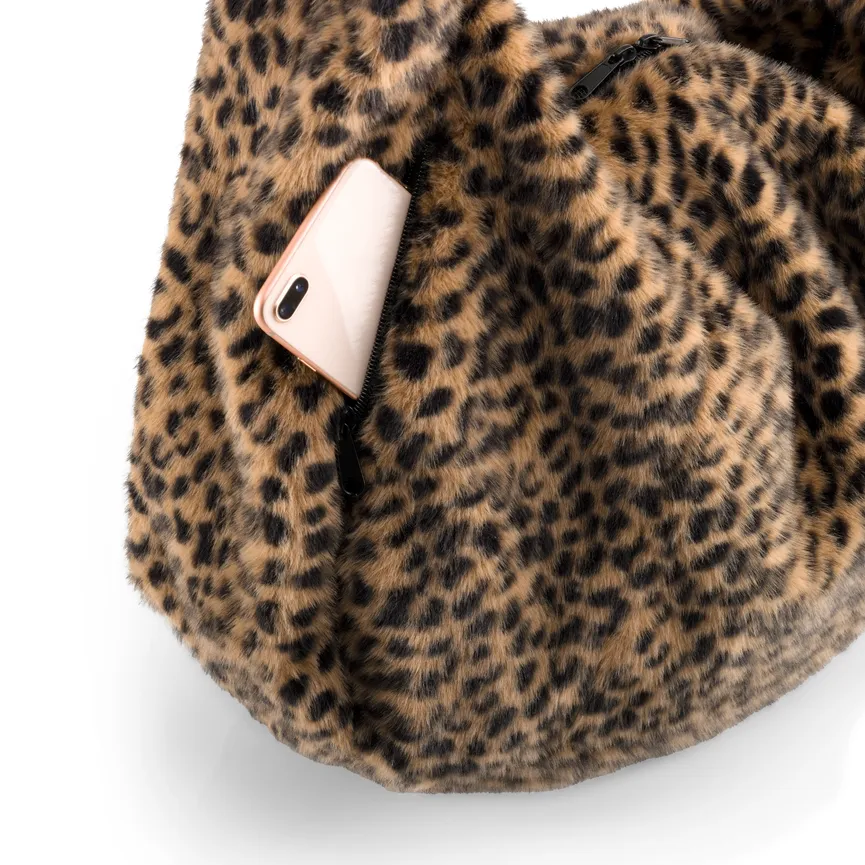 Moonbag "leo fake fur" detail