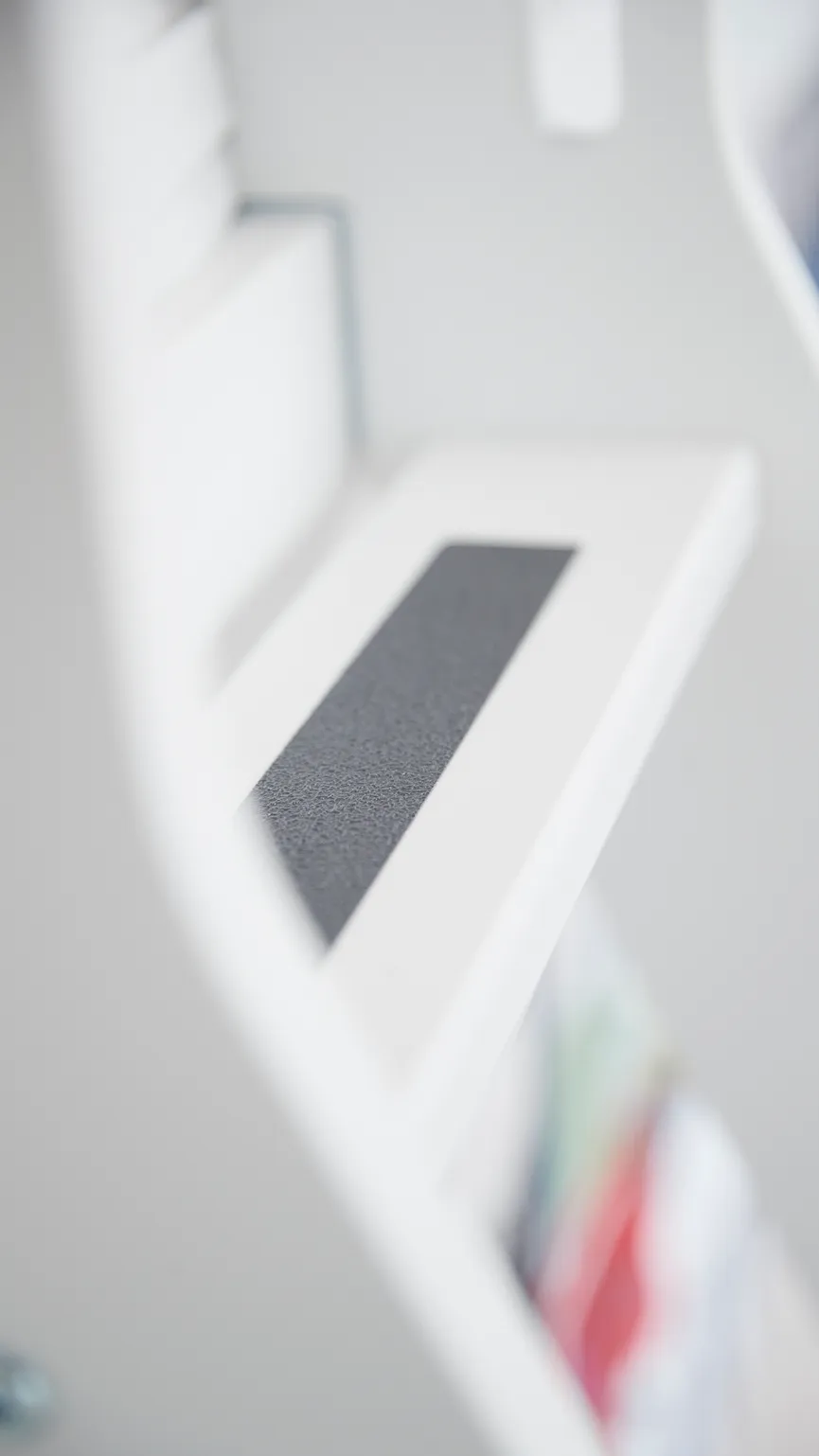 Halbhohes Bett/Schräge Leiter detail