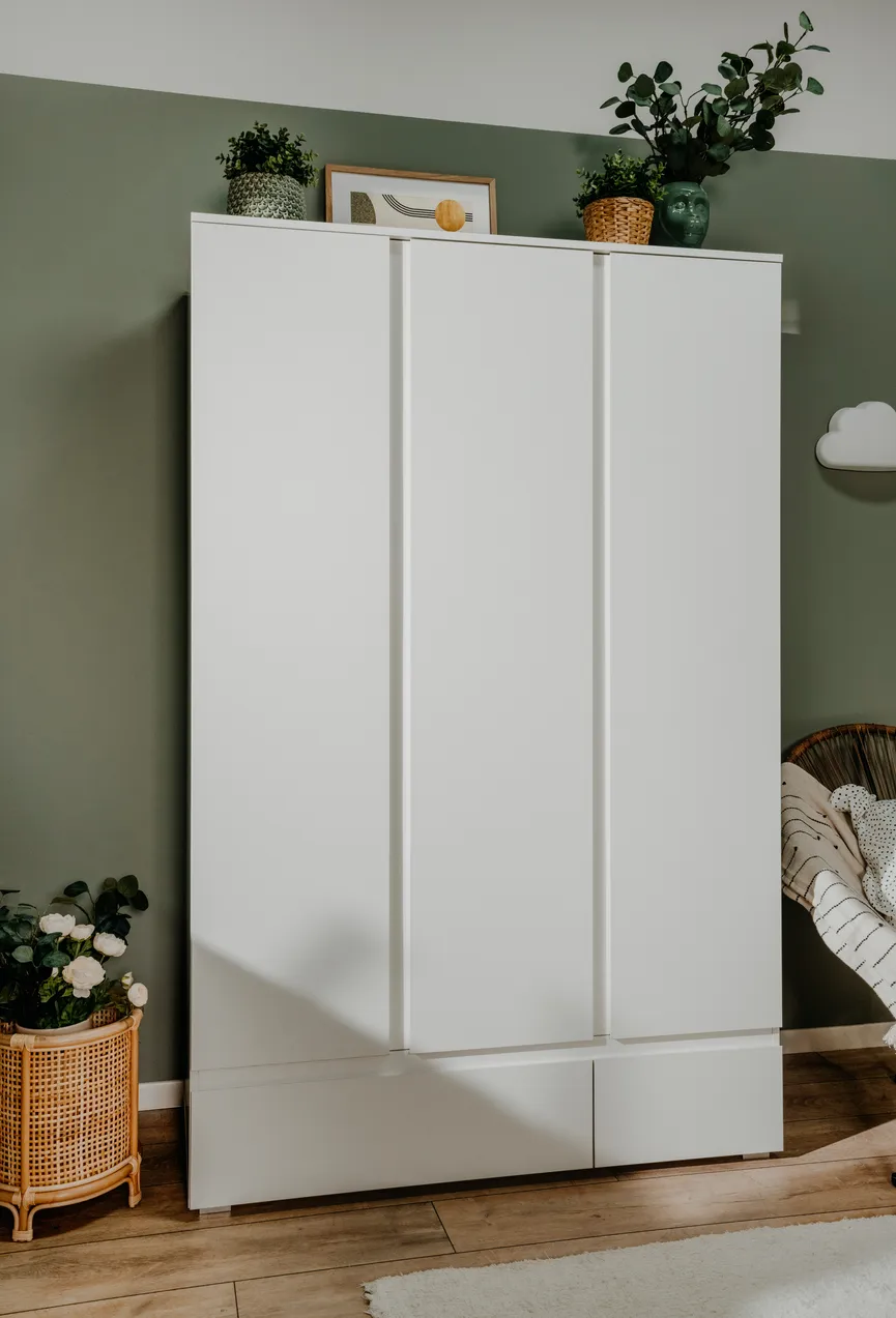 Kleiderschrank 3-trg. detail