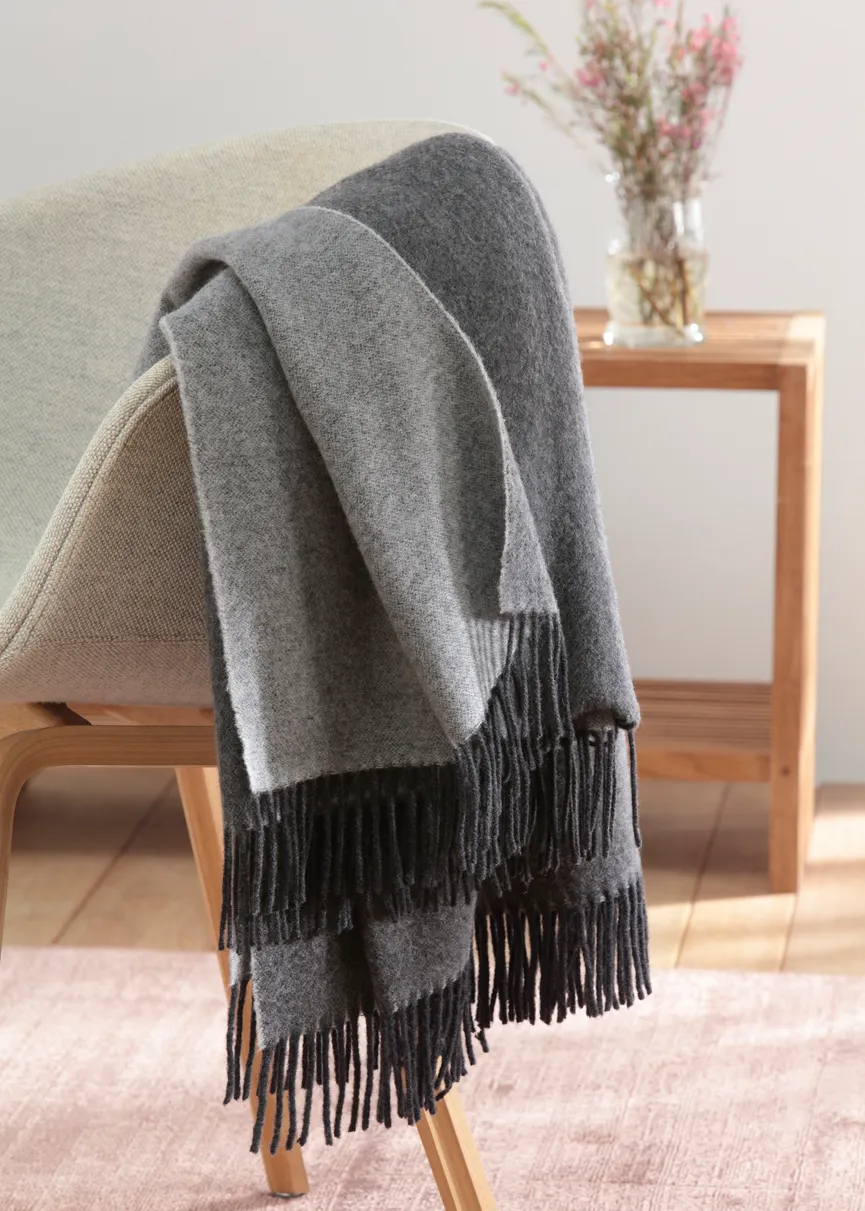 Plaid anthracite-grey milieu