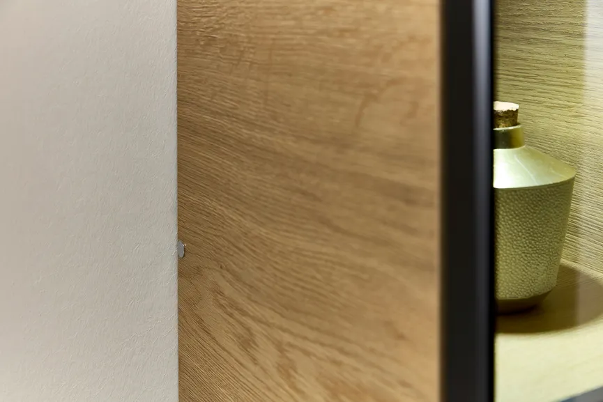 *Vitrinen-Hochschrank detail