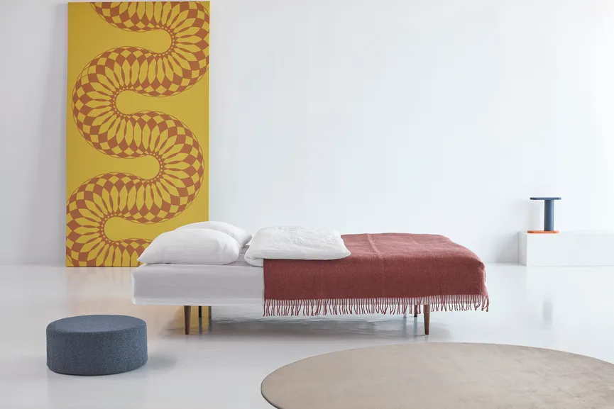 Sofa dunkles Holz detail
