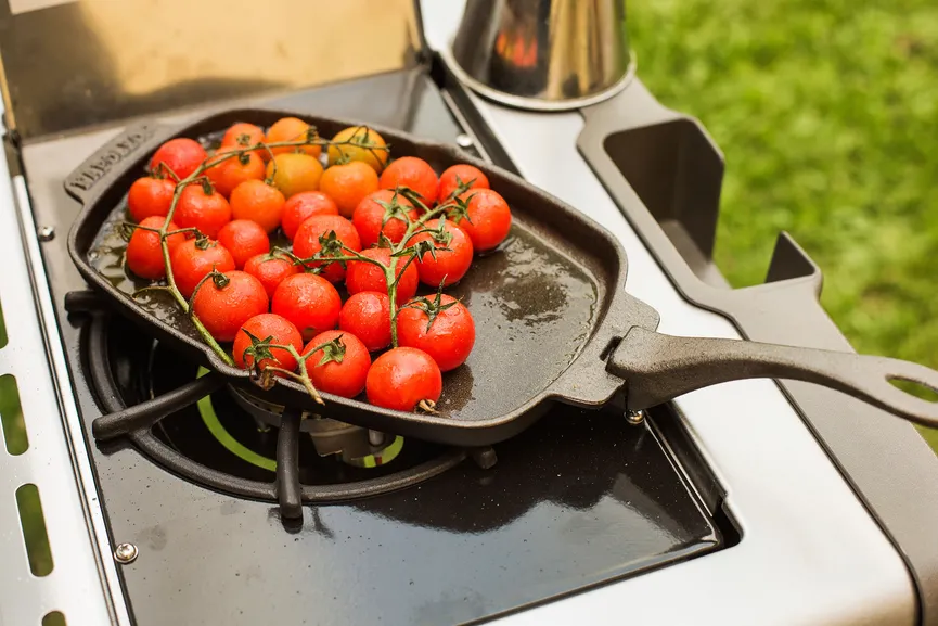 Gusseiserne Pfanne mit Holz Un detail
