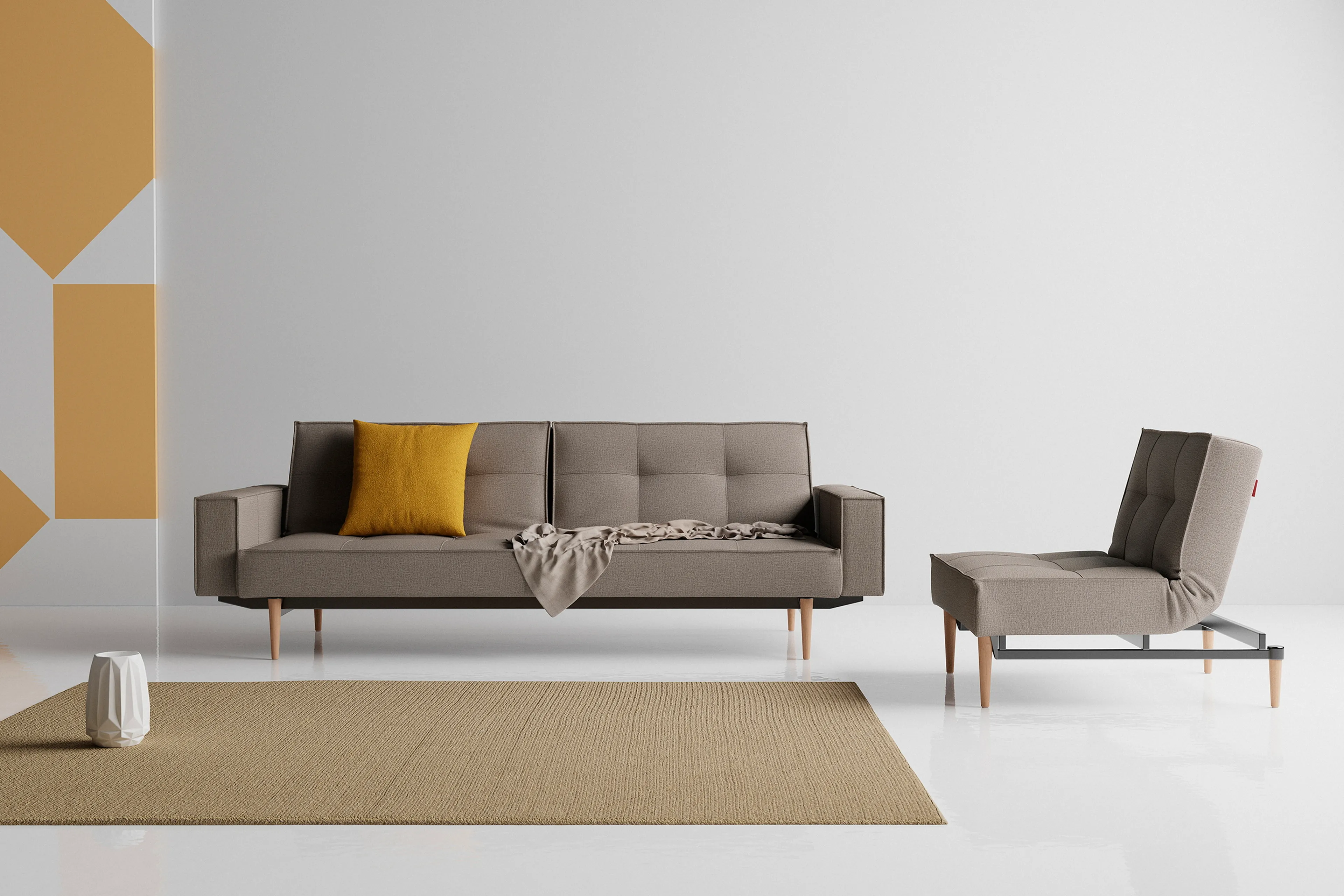 Schlafsofa mit Armlehnen  Splitback Styletto hell