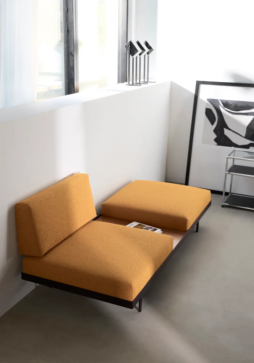 Sofa mit Walnusstisch detail