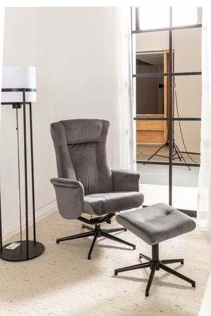 Sessel mit Hocker