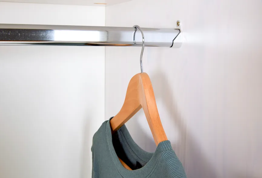 Kleiderschrank 3-trg. detail