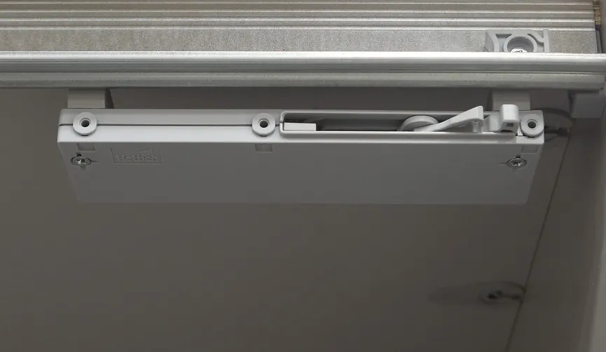 Dämpfungsbeschläge hauptaufnahme