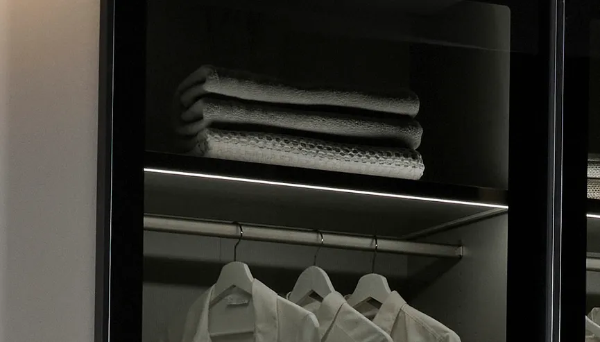 Schwebetürenschrank mit Bel. detail