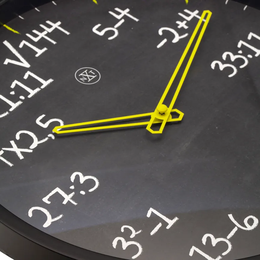 Quarzwanduhr "Maths" detail