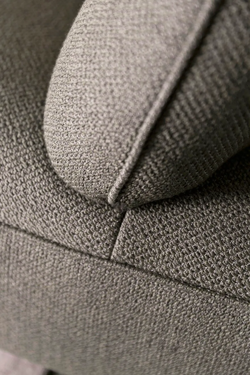 Poga mit Tisch detail