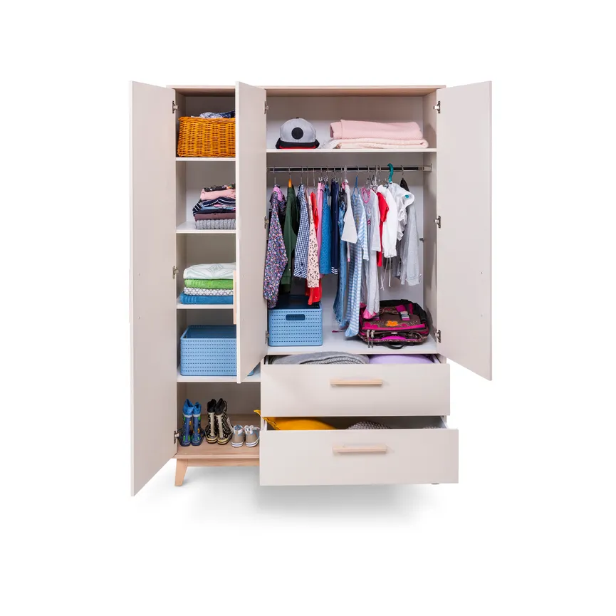 Kleiderschrank 3-trg. detail