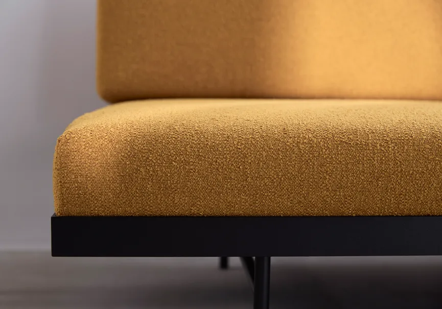 Sofa mit Walnusstisch detail