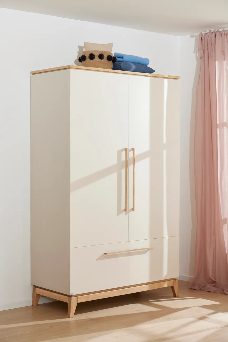 Kleiderschrank 2-trg. detail